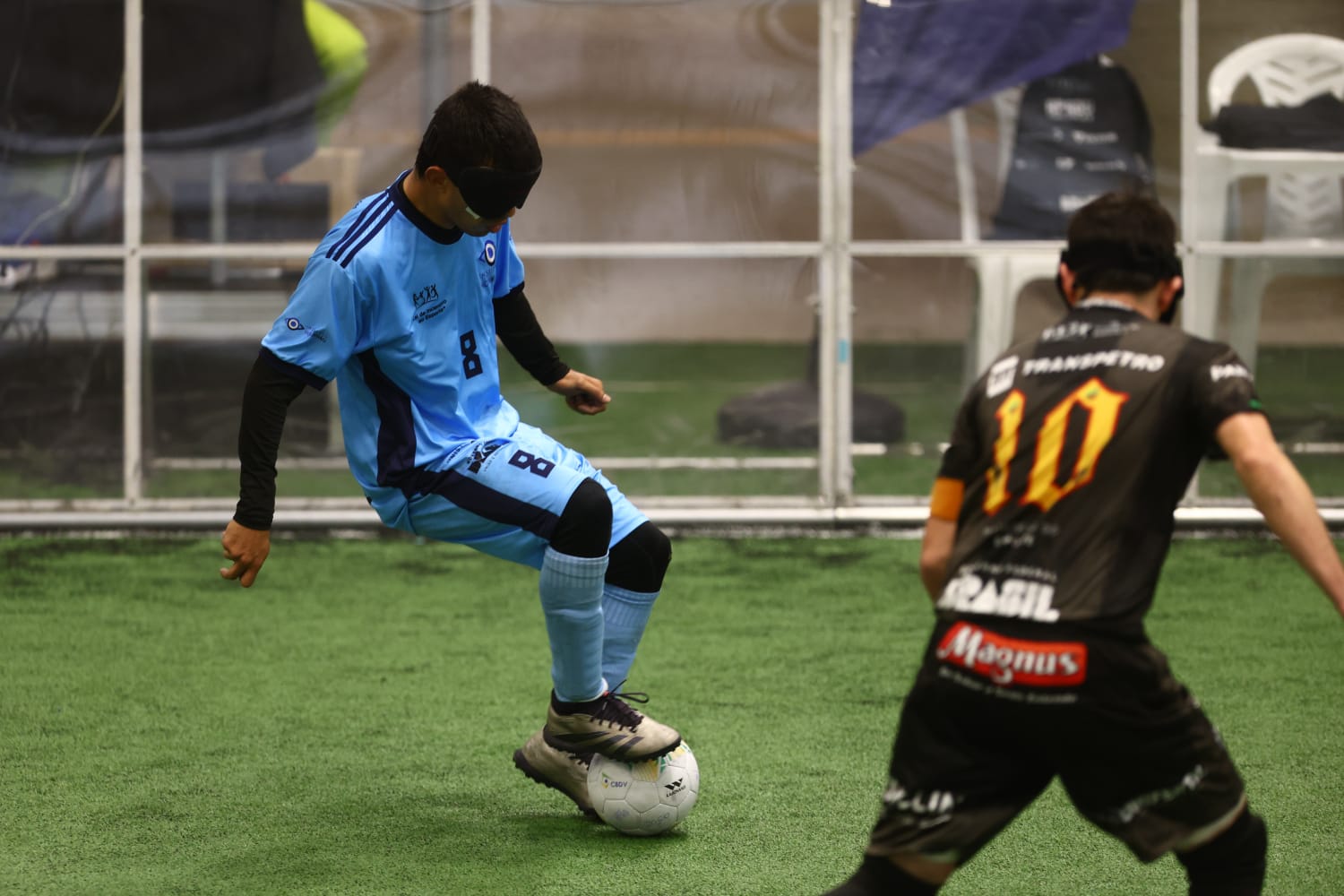 Junior Fernandes do INV tem a bola dominada e recebe a marcação de Ricardinho da Agafuc.