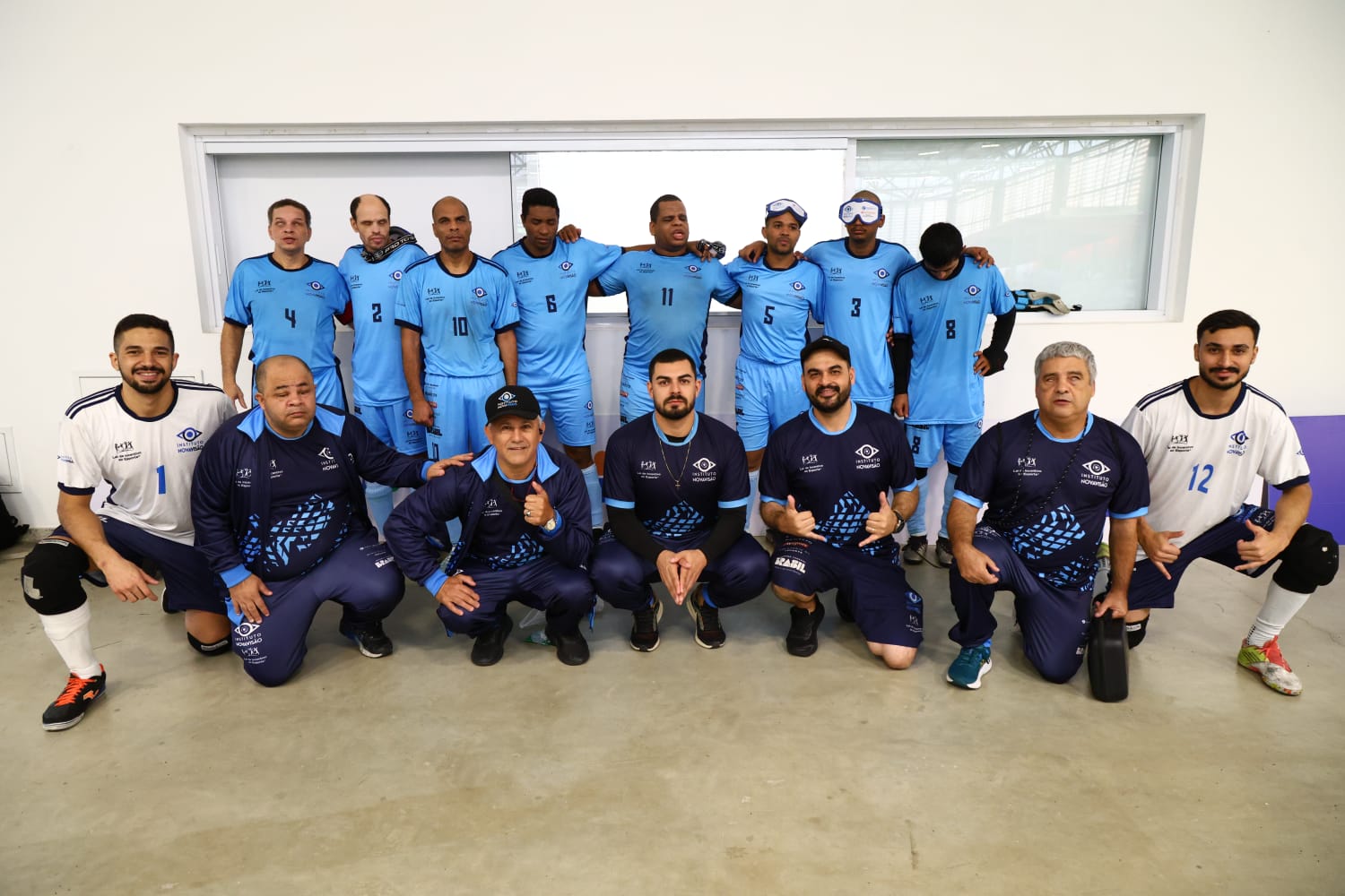 Atletas e comissão técnica do INV, uniformizados em pé e agachados, para um jogo do Regional Sul-Sudeste 2025.