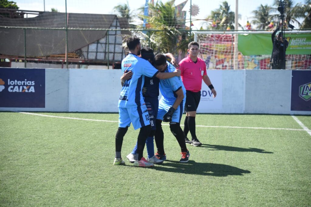 Atletas Hyuri, Kaique e Junior Fernandes, comemorando gol do INV.